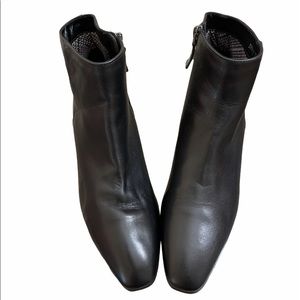 New Women’s Aquatalia shoes